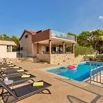 Karmelota Milna (Brac)