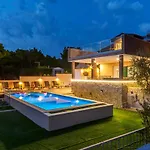 Karmelota Villa *