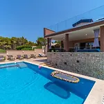 Karmelota * Milna (Brac)